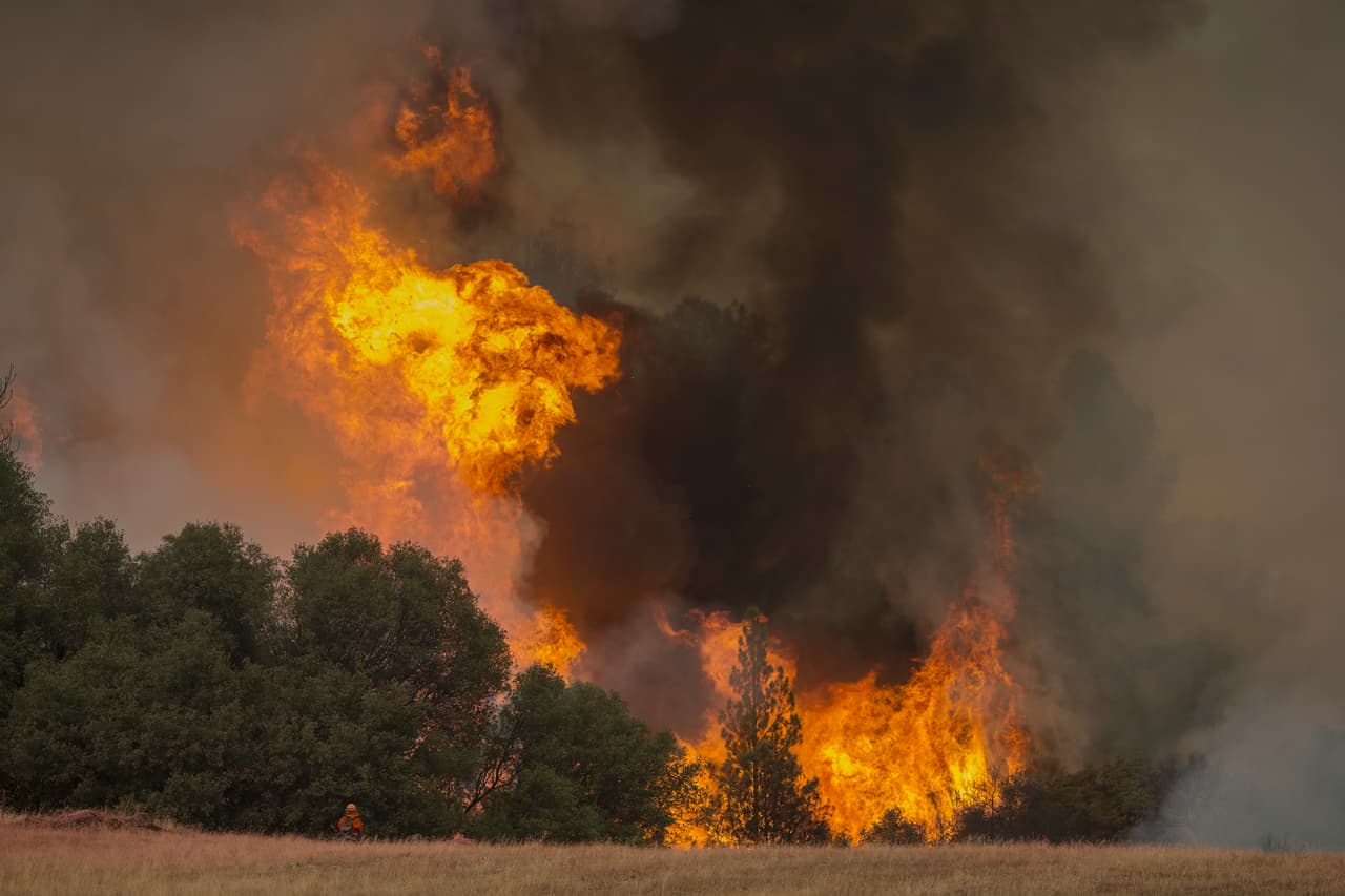 El incendio Valley ha provocado el desalojo de cientos y ha consumido 50,000 acres de terreno.