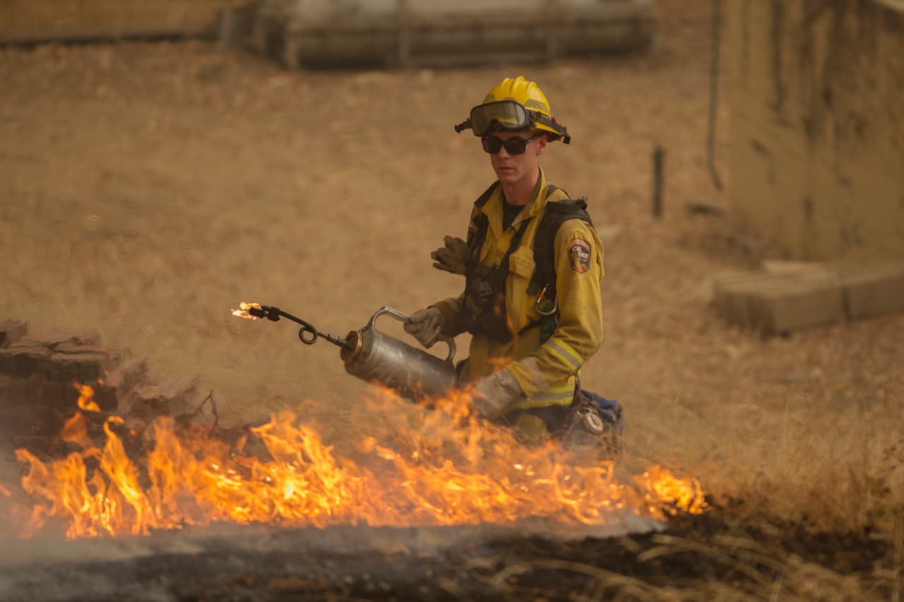 El incendio Valley ha provocado el desalojo de cientos y ha consumido 50,000 acres de terreno.