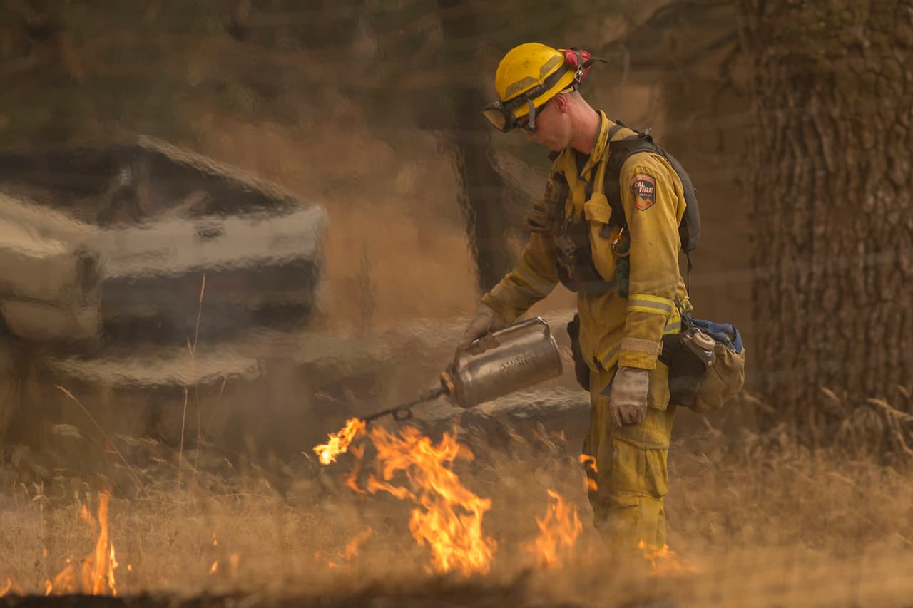 El incendio Valley ha provocado el desalojo de cientos y ha consumido 50,000 acres de terreno.