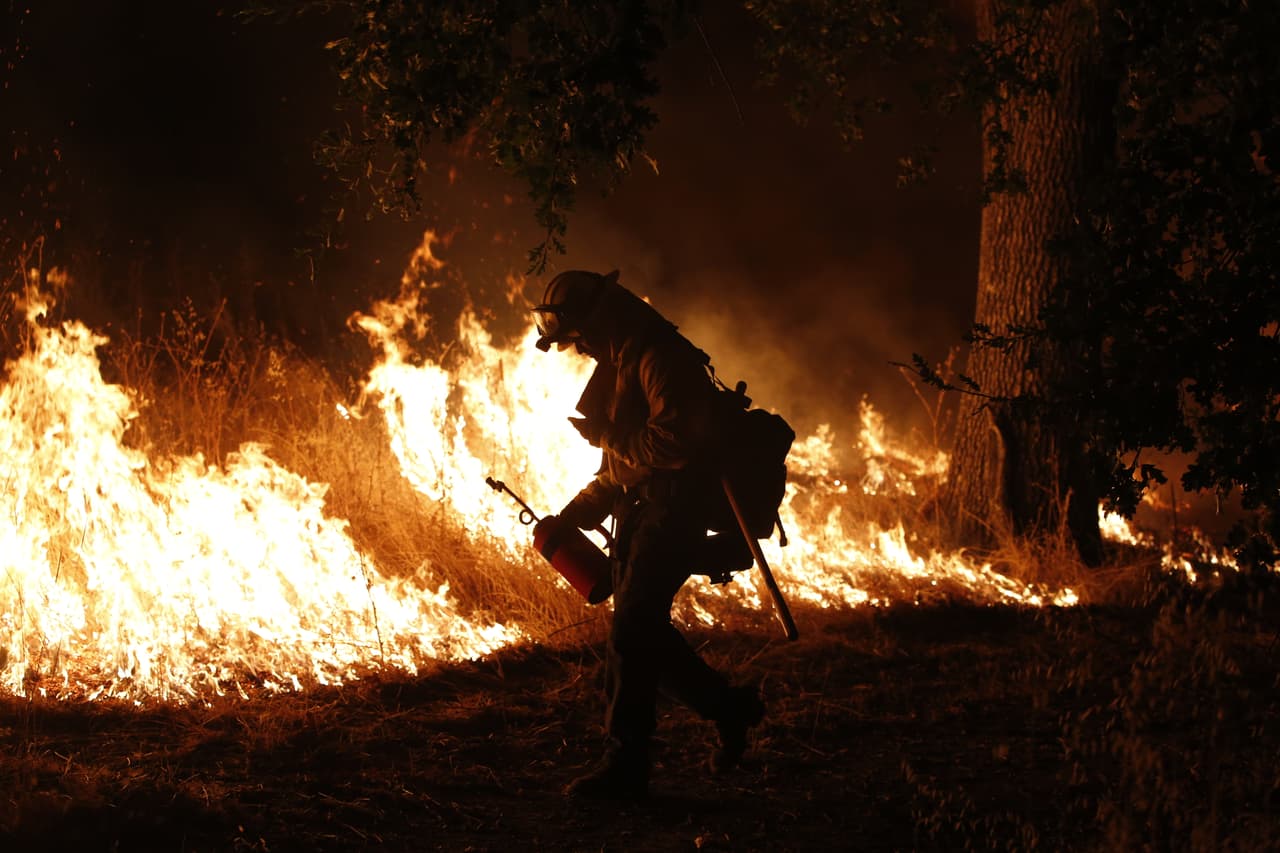 El incendio Valley ha provocado el desalojo de cientos y ha consumido 50,000 acres de terreno.