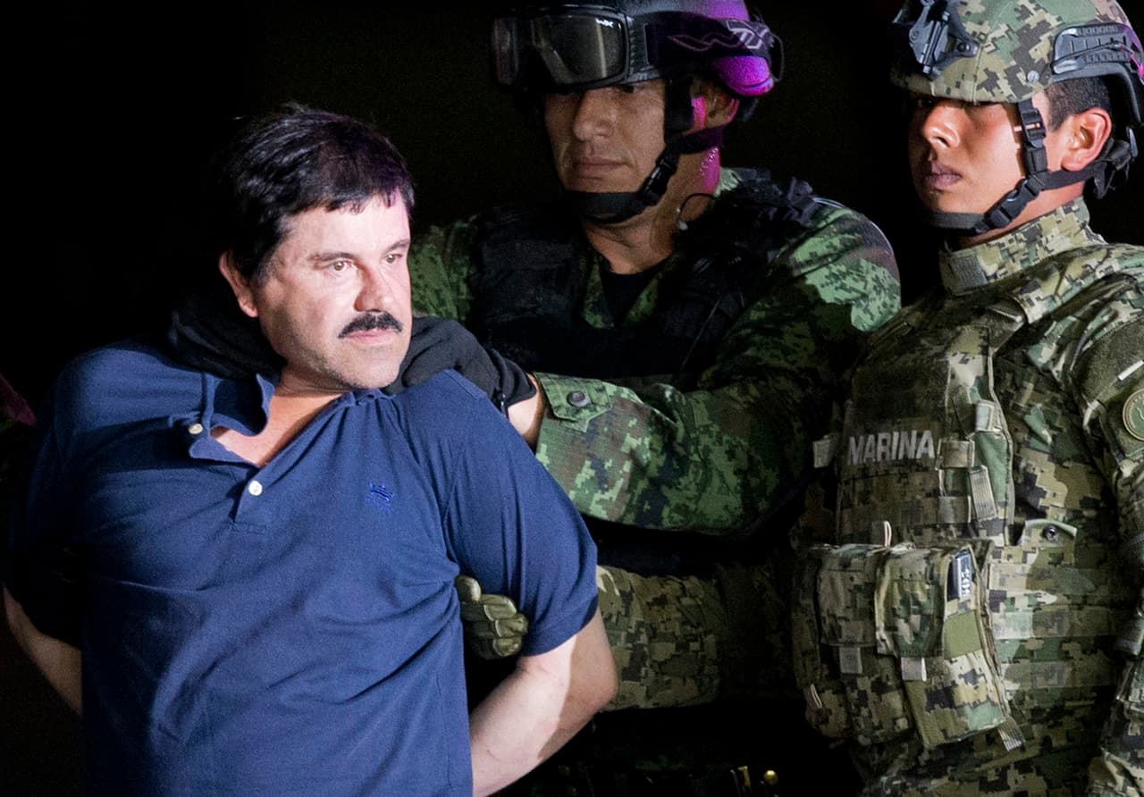 <b>Joaquín ‘El Chapo’ Guzmán: 8,500,000 de dólares de recompensa.</b> Luego de escapar dos veces de la prisión en México, el conocido narcotraficante mexicano
<a href="https://www.univision.com/noticias/narcotrafico/nuevo-abogado-de-el-chapo-asegura-que-la-batalla-en-el-juicio-sera-entre-el-capo-y-los-sapos">fue llevado a juicio en Nueva York, donde permanece encarcelado</a>. Las autoridades de EEUU habían ofrecido hasta 5,000,000 de dólares por información que condujera a su captura y México unos 3,500,000.