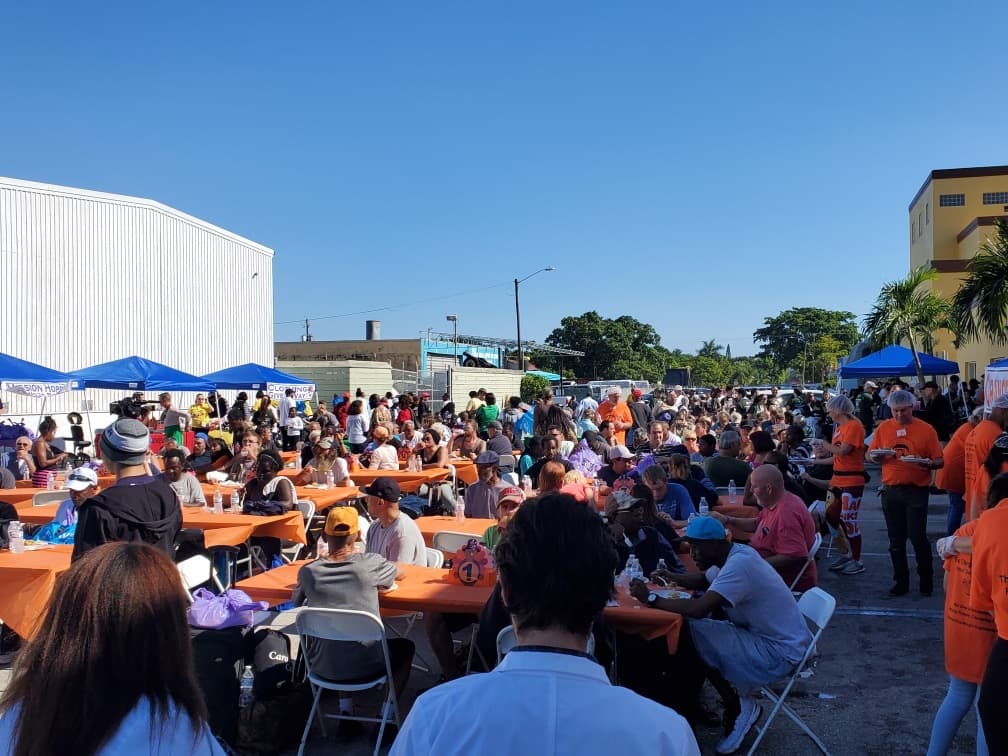 Los desamparados disfrutaron de una cena cuyo pavo fue cocinado por los estudiantes culinarios de la Universidad Johnson and Wales