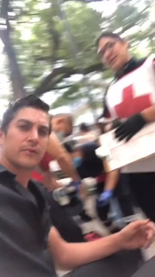 En un último clip se ve al actor con los paramédicos de la Cruz Roja y oficiales de la policía.