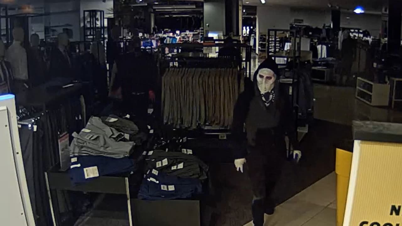 Según la policía, los enmascarados se llevaron joyas y perfumes valorados en $1,5 millones. 
<br>