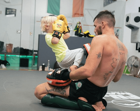 En junio, McGregor anunció su retiro, sin embargo se ha estado manteniendo en forma.