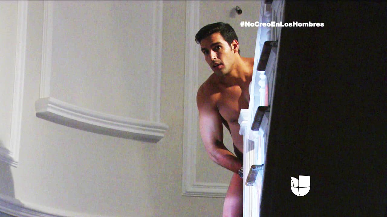 ¡Uyyyy! Otro poquito y atrapa a Ari como Dios lo trajo al mundo.