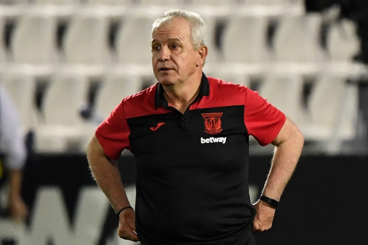 Javier Aguirre siente que se despide del Leganés, pero le toca esperar