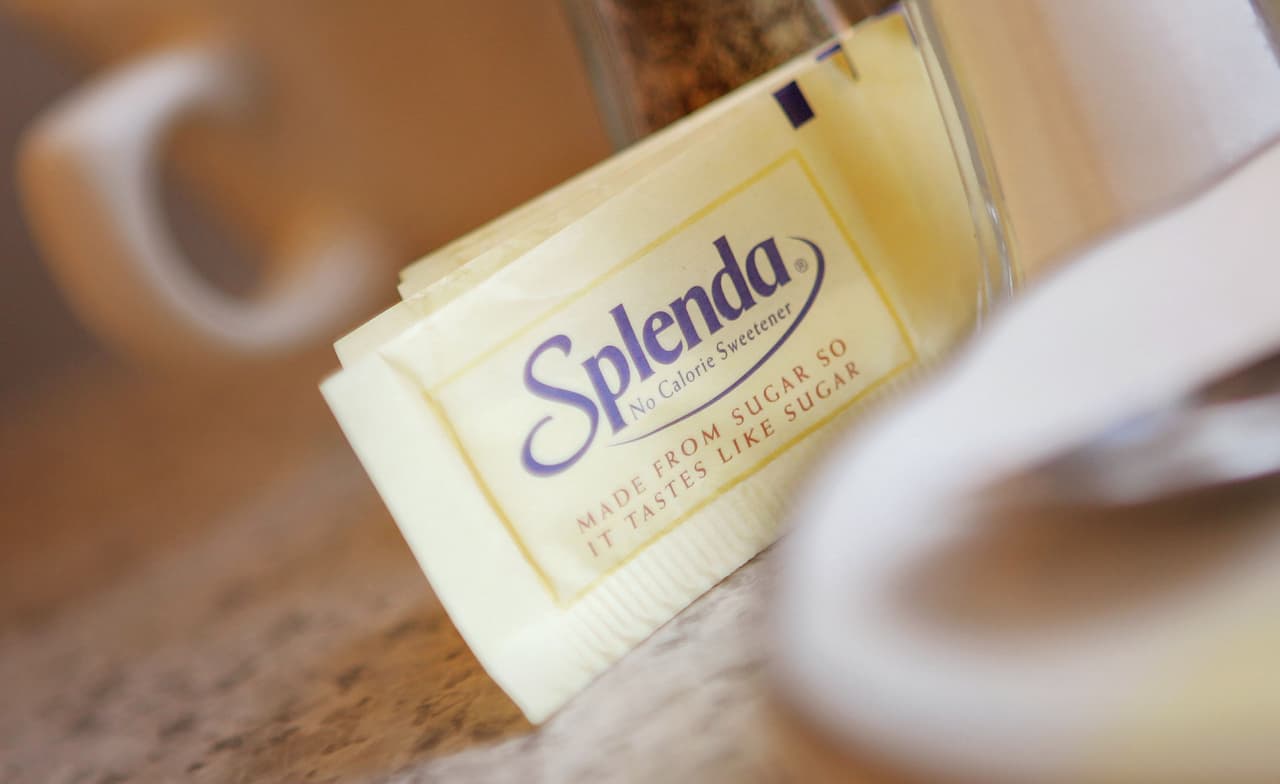 <b>Sucralosa / Splenda (paquete amarillo)</b>
<br>Este
<a href="http://www.univision.com/noticias/nutricion/los-edulcorantes-artificiales-hacen-que-comas-mas-y-duermas-menos-segun-cientificos-australianos">edulcorante artificial</a> es aproximadamente 600 veces más dulce que el azúcar y su uso está aprobado en más de 80 países en el mundo. Es estable a temperaturas altas y en diferentes pHs, lo que lo hace
<b>muy útil para postres horneados y productos de larga duración</b>.
<br>
<br>Aporte calórico: menos de 5 calorías por porción.
<br>