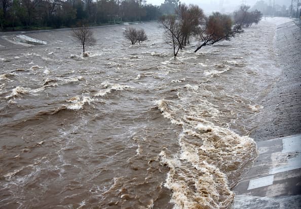 El río Los Ángeles ha aumentado peligrosamente su caudal por la tormenta invernal, se recomienda no transitar por esa área.
<br>