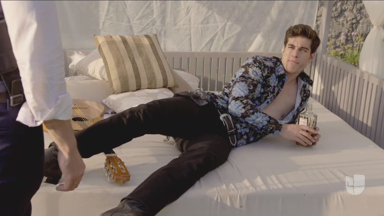 A 
<b><a href="http://www.univision.com/novelas/la-doble-vida-de-estela-carrillo/danilo-carrera-es-danilo-cabrera-en-la-doble-vida-de-estela-carrillo">Danilo</a></b> le gusta usar pantalones oscuros, casi siempre negros.