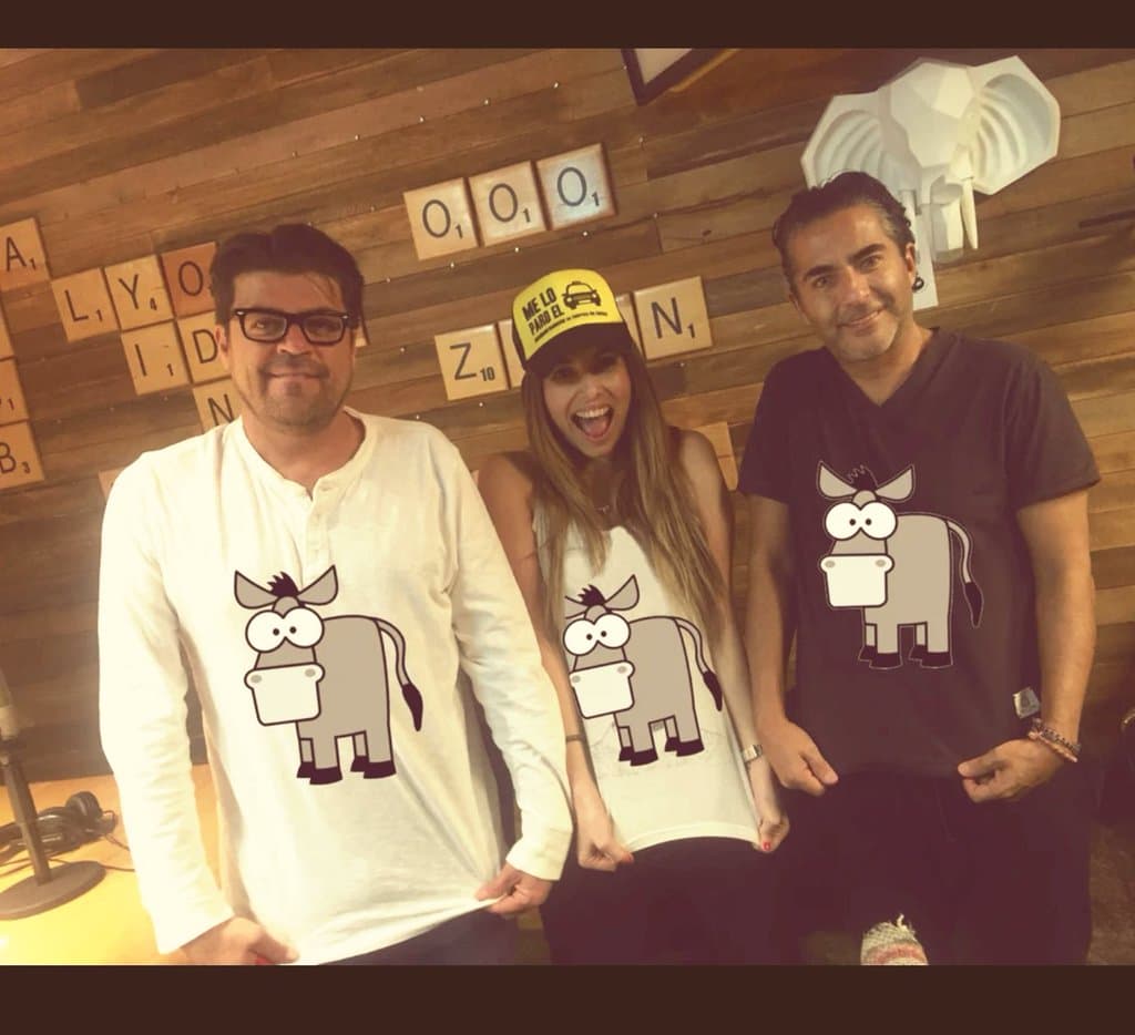 Ellos celebran la dicha de estar juntos.