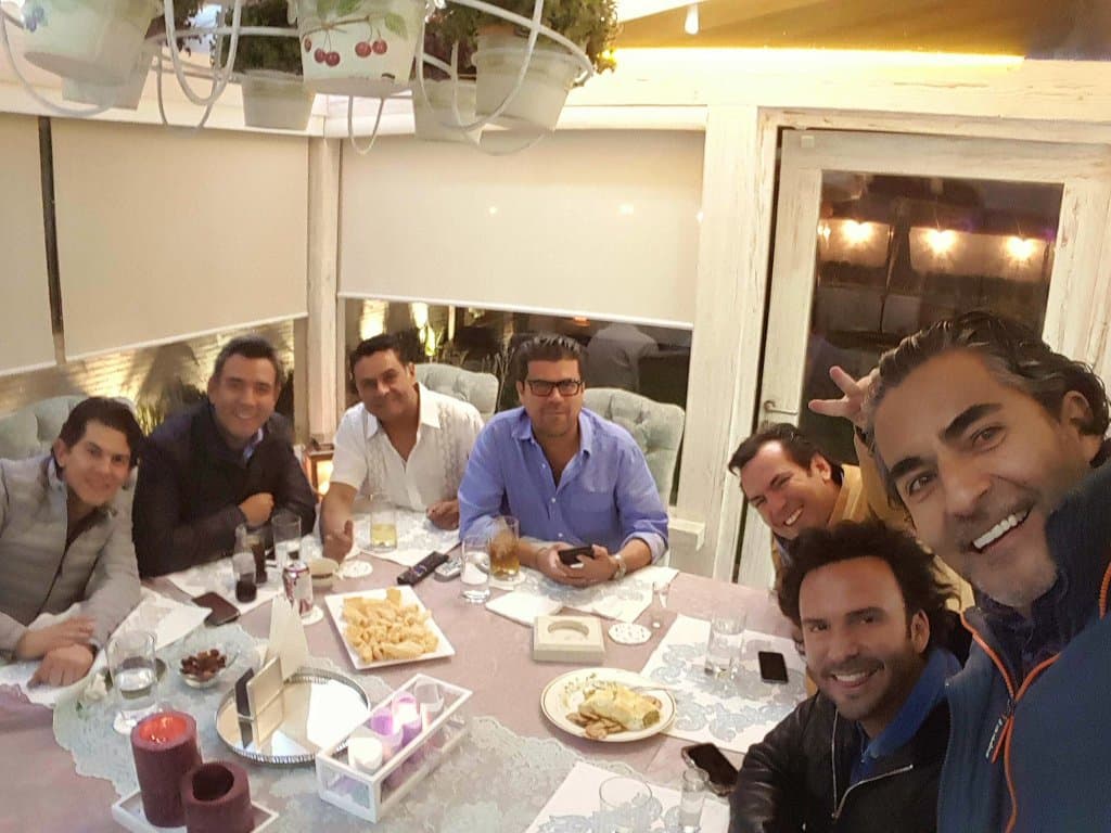 ¡Reunión entre chicos! Luego del trabajo se reunen para cenar.