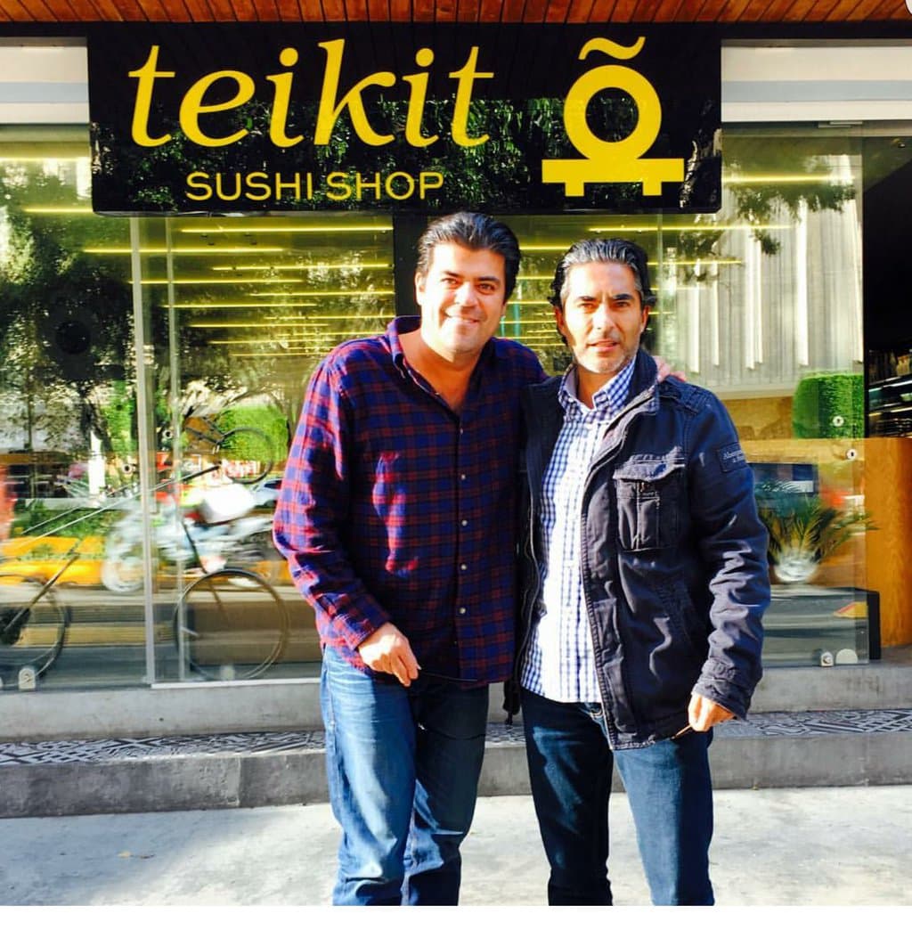 Burro y Negro han hecho una gran amistad, es por eso que aproechan el tiempo libre para divertirse.