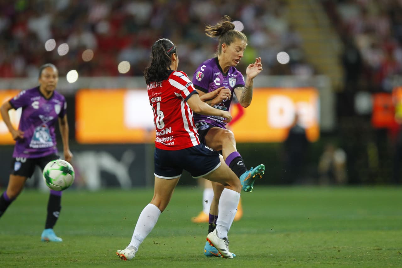 Chivas cayó en la vuelta, pero se impuso en el global gracias al triunfo en la ida y Blanca Félix se erigió como la heroína tras atajarle un penal a Charlyn Corral.