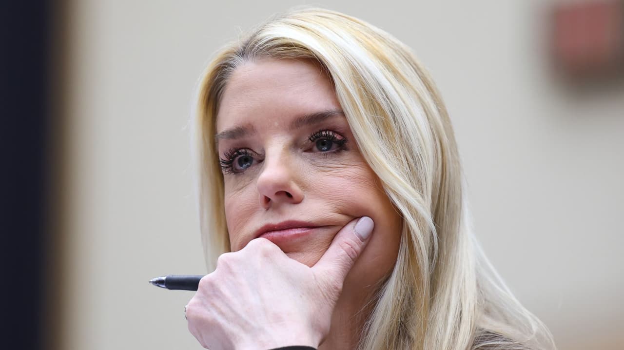 ¿Pam Bondi se mudó a una base militar por amenazas? Esto sabemos del tema