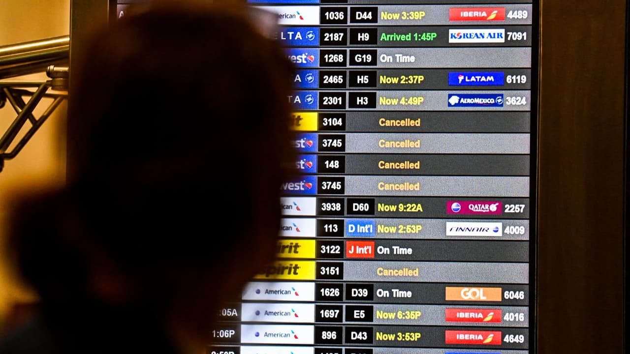 <b>En video</b>: El caos aéreo afecta a los vuelos dentro y fuera de Estados Unidos. Conoce cuáles son tus derechos si se retrasa o cancela tu itinerario.