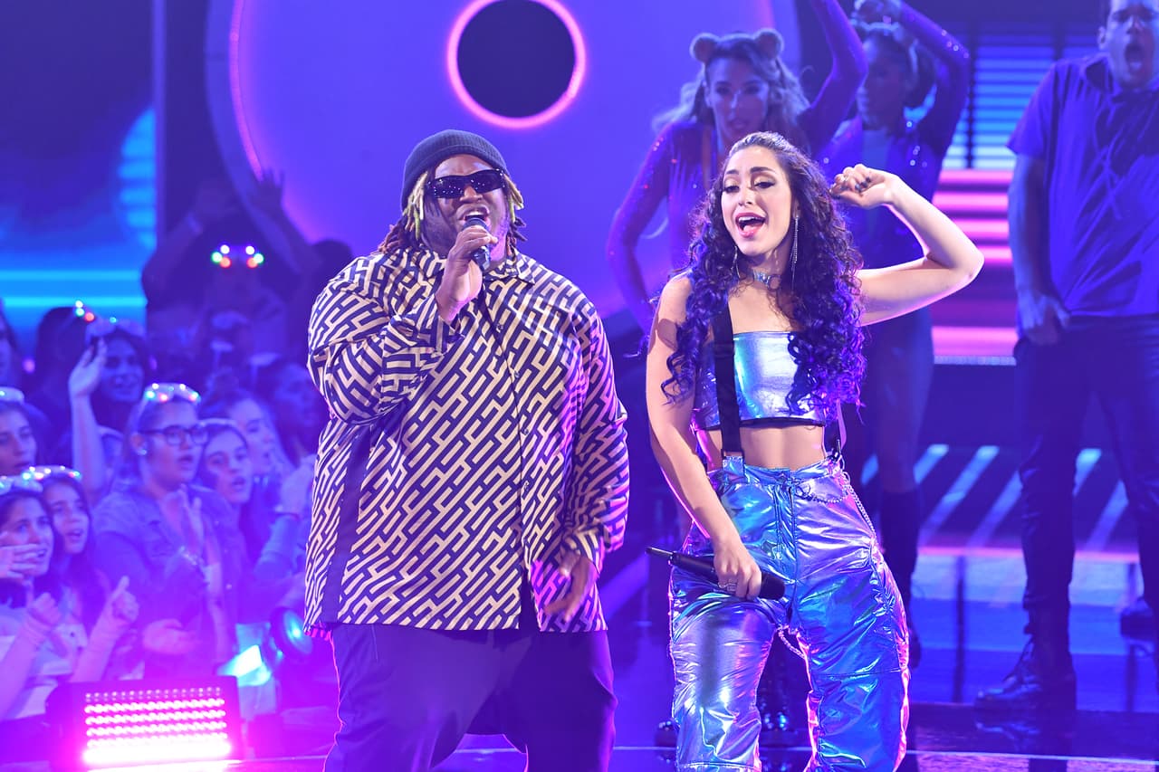 Cuando por fin se unieron en la tarima, la joven cantante mostró sus mejores pasos de baile mientras cantaba y se divertía hasta el final de la canción.