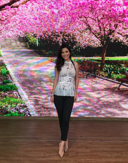 Los pliegues y esas discretas flores, hacen de esta blusa en gasa, ideal para lucir en esta temporada de calor.