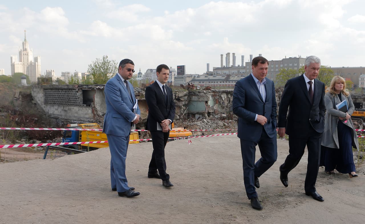 El alcalde de Moscú, Sergei Sobyanin (de chaqueta oscura a la derecha), en el sitio de la construcción del parque, en abril de 2014.
