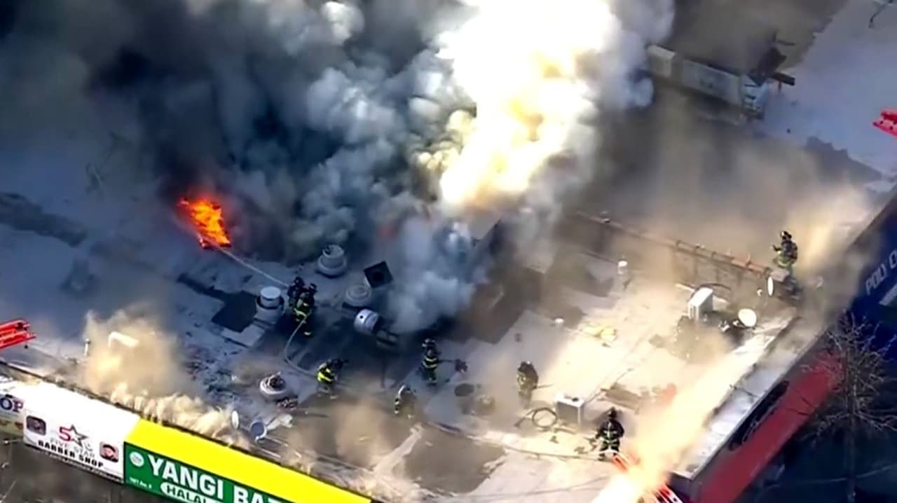 Incendio consume techo de 8 negocios y deja daminificados a hispanos