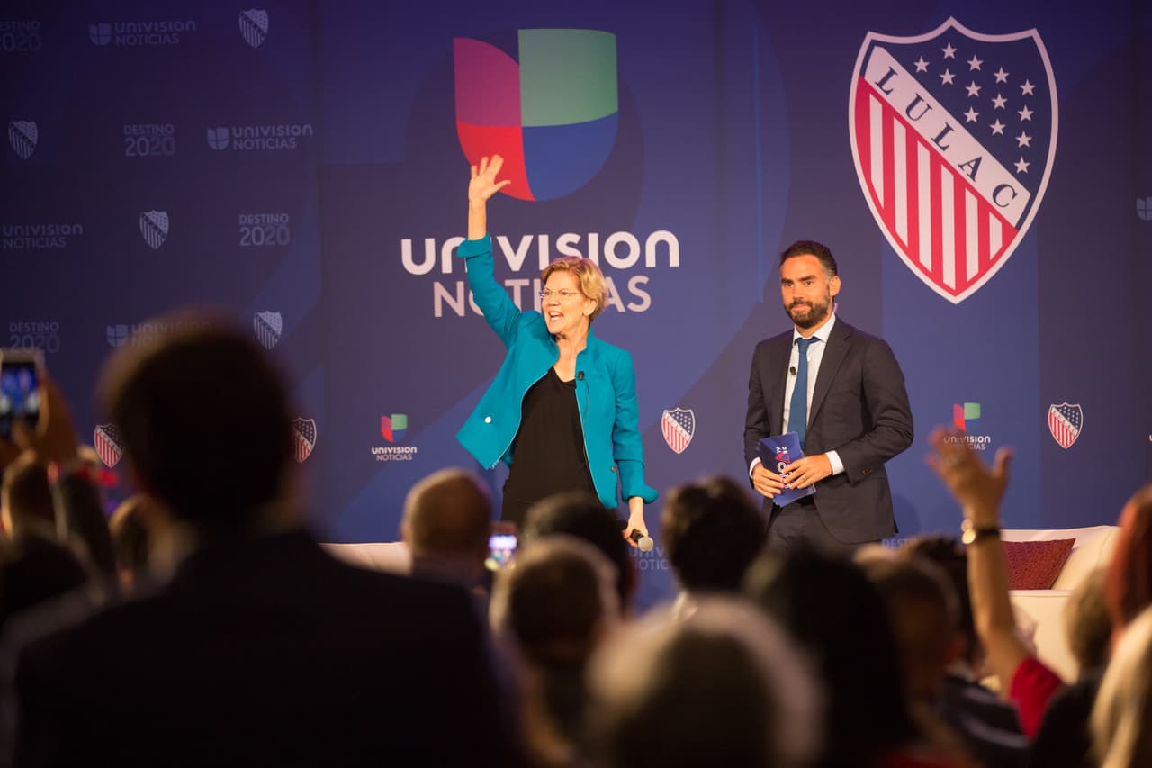 La siguiente en subir al escenario fue la senadora Elizabeth Warren. En sus palabras de apertura dijo que “la inmigración es buena para EEUU. Nos ayuda a construir una economía fuerte” y recibió un aplauso enérgico del público.