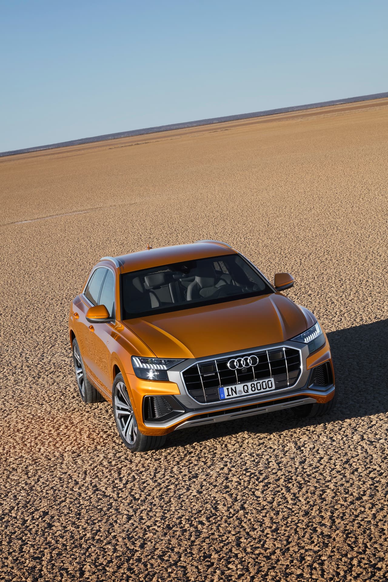 La Audi Q8 dispondrá de faros LED como equipo estándar, mientras que la tecnología HD Matrix LED será opcional. Algo nuevo es que estas últimas luces podrán encenderse desde el celular a través de la aplicación myAudi, así cuando el conductor esté afuera de la camioneta podrá verificar su función e intensidad.