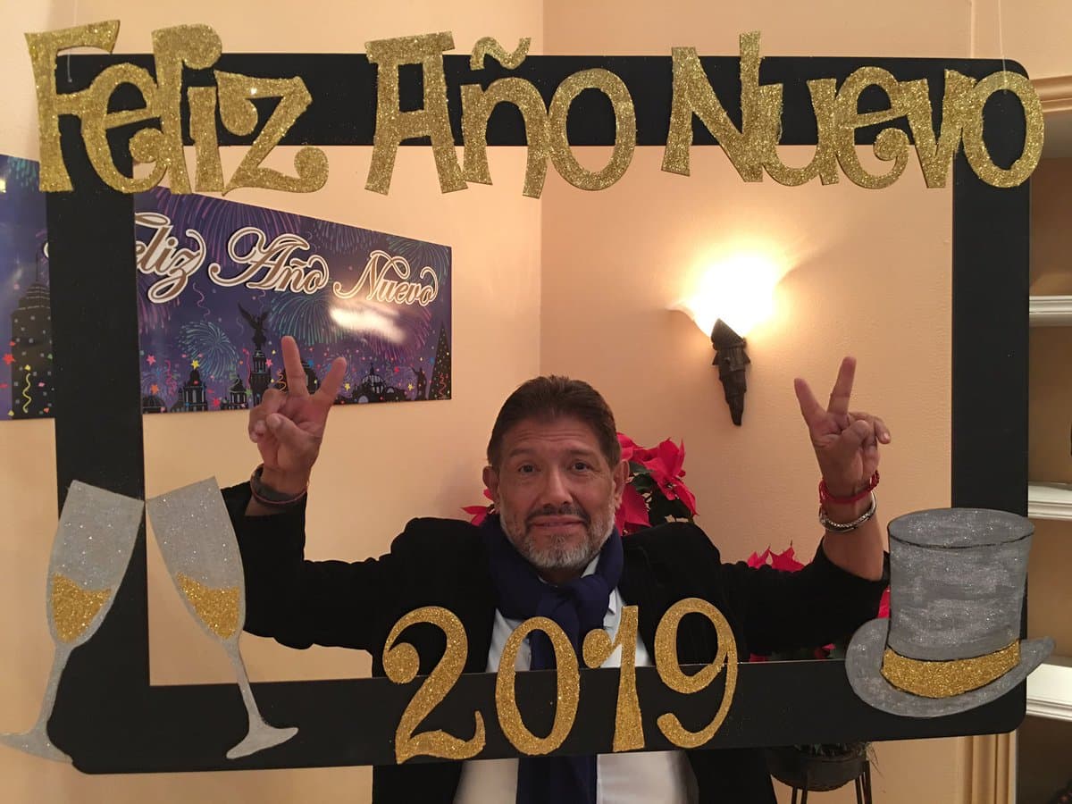 El productor de exitosas telenovelas como Velo De Novia, manifestó que además, entre él y su exeposa Niurka están en contacto en pro de la educación de su hijo Emilio.