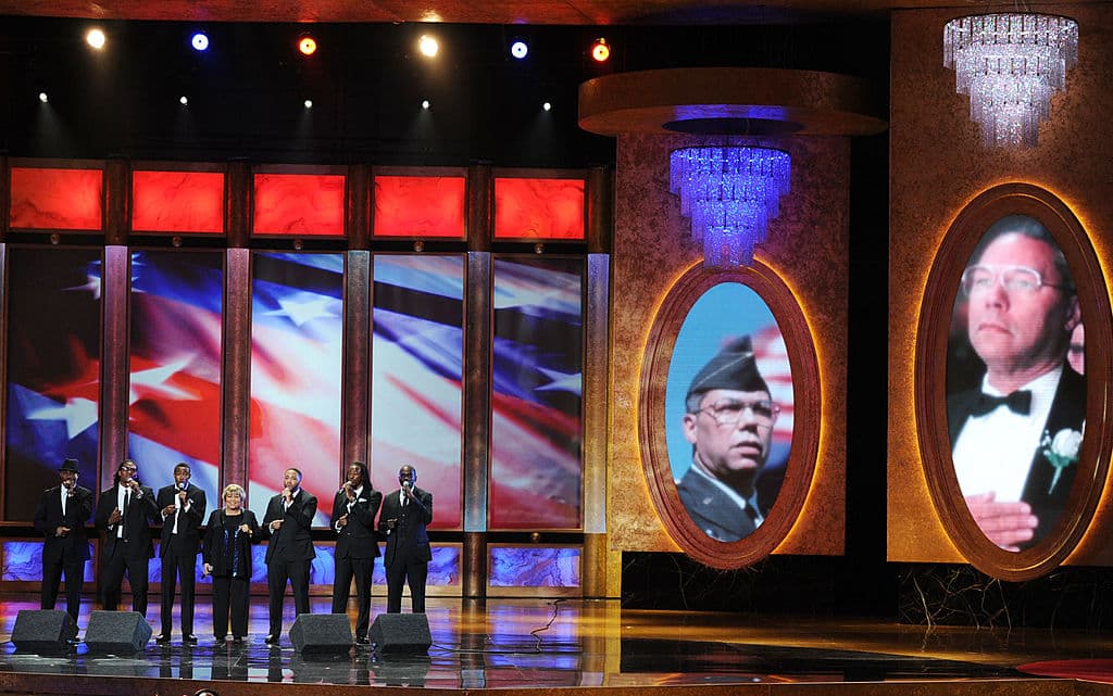 En marzo de 2011, Colin Powell fue galardonado con el Premio NAACP Image Awards
<b> </b>que entrega la presidencia. El evento celebrado en el Shrine Auditorium en Los Ángeles, California.