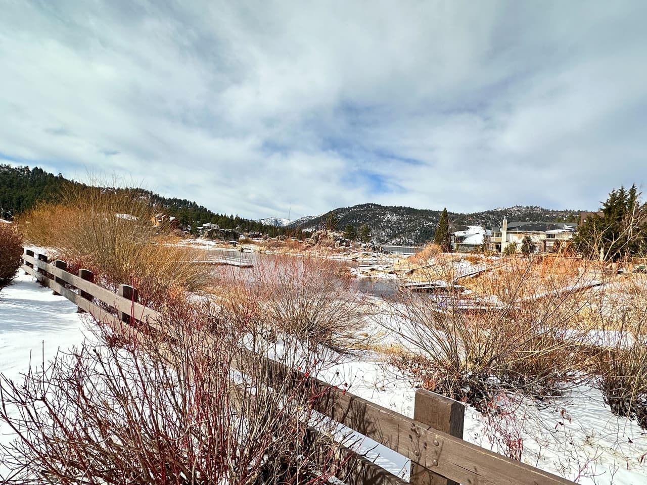 Perfecta combinación la nieve y el lago en Boulder Bay Park.
<br>Direción: 39080 Big Bear Blvd, Big Bear Lake, CA 92315
