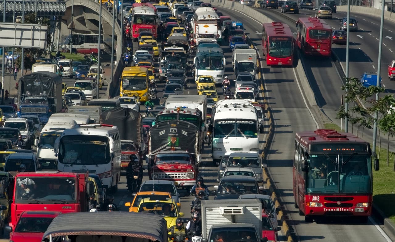 Los buses expresos de Bogotá (rojos y a la derecha en la foto) tienen preferencia frente al tránsito común.