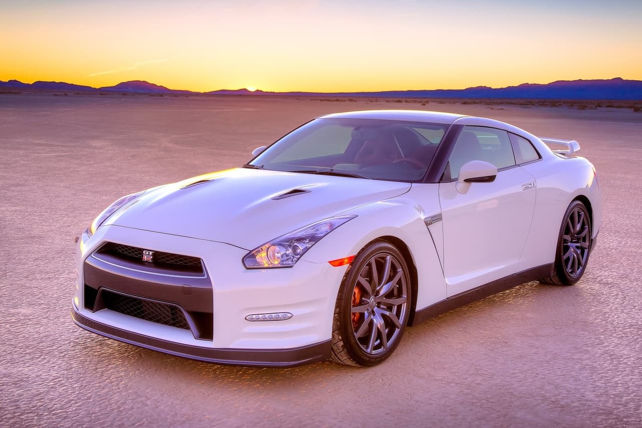 <h3 class="cms-H3-H3"><b>Nissan GT-R </b></h3>
<br>
<br>El icónico deportivo de la casa japonesa está impulsado por un V6 de 3.6 litros que eroga 545 caballos de potencia acoplado a una transmisión secuencial de doble embrague y seis velocidades controlada mediante paletas. 
<br>
<br>
<b>Precio aproximado:</b> 91,000 dólares