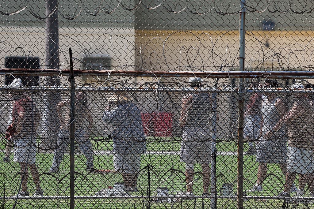 La decisión se tomó después de que funcionarios detectaron problemas en la estructura de soporte del sistema de calefacción. Los techos en los túneles han comenzado a deteriorarse, causando que caigan bloques de concreto.