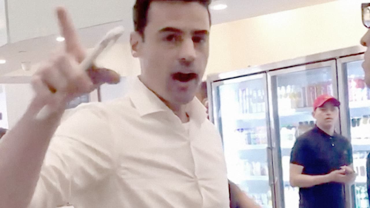 El abogado Aaron Scholossberg protagonizó recientemente un video que se volvió viral –en donde se le ve indignado, gritándole y amenazando a empleados que hablaban español.