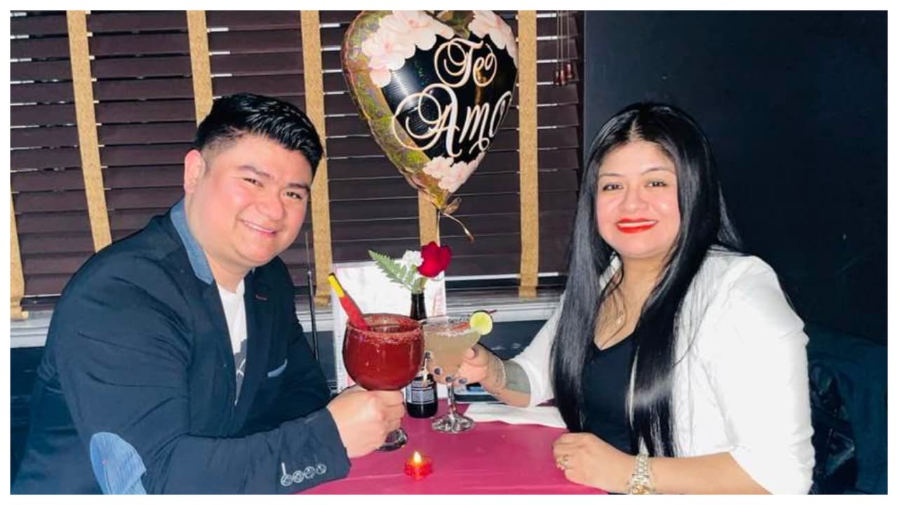 En esta foto se ve a la pareja celebrando su quinto aniversario el 14 de febrero.