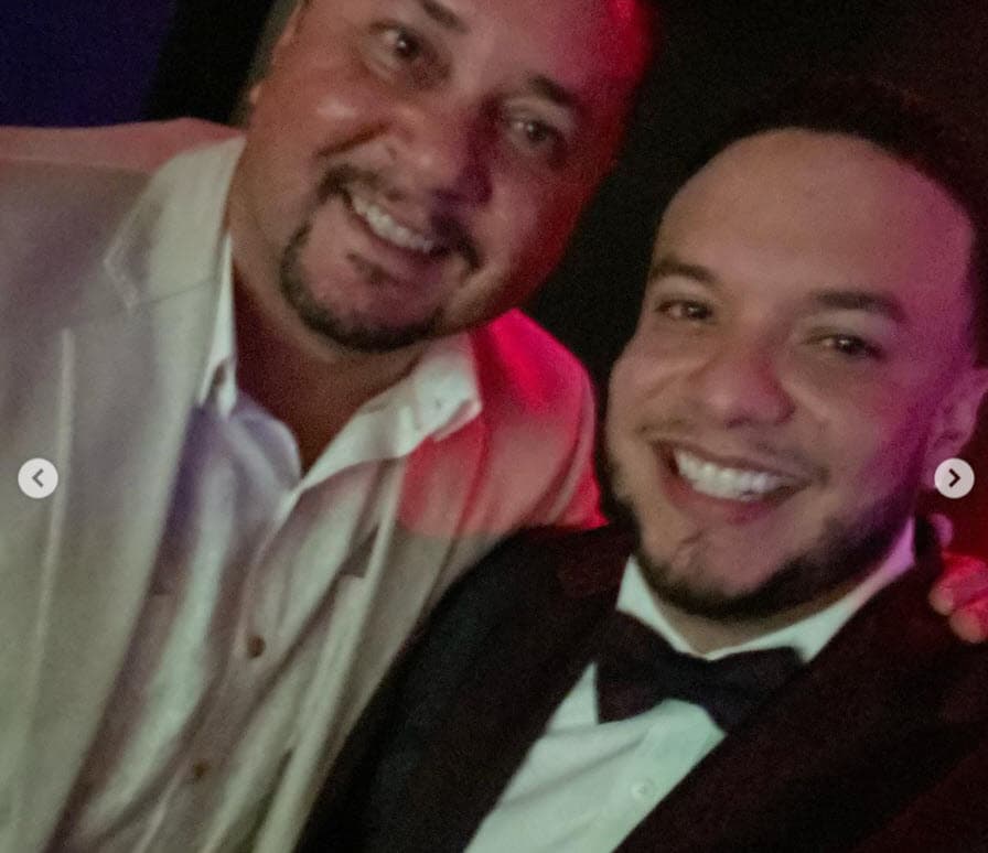 Mientras que
<b><a href="https://www.univision.com/famosos/lorenzo-mendez-responde-si-aun-cree-en-el-matrimonio-tras-separacion-de-chiquis-rivera-fotos" target="_blank">a Lorenzo Méndez se le vio muy contento</a></b> al lado de los invitados y los novios.
<br>