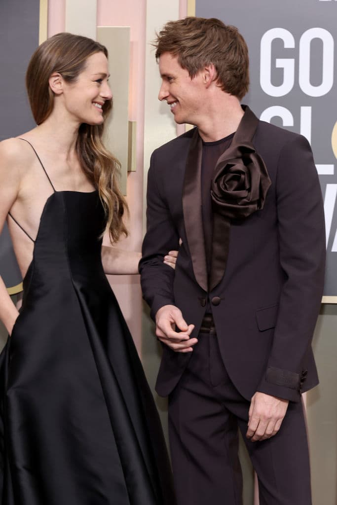 La pareja se demostraron su amor con un cruce de miradas y varias sonrisas. Además, ambos vistieron de negro.