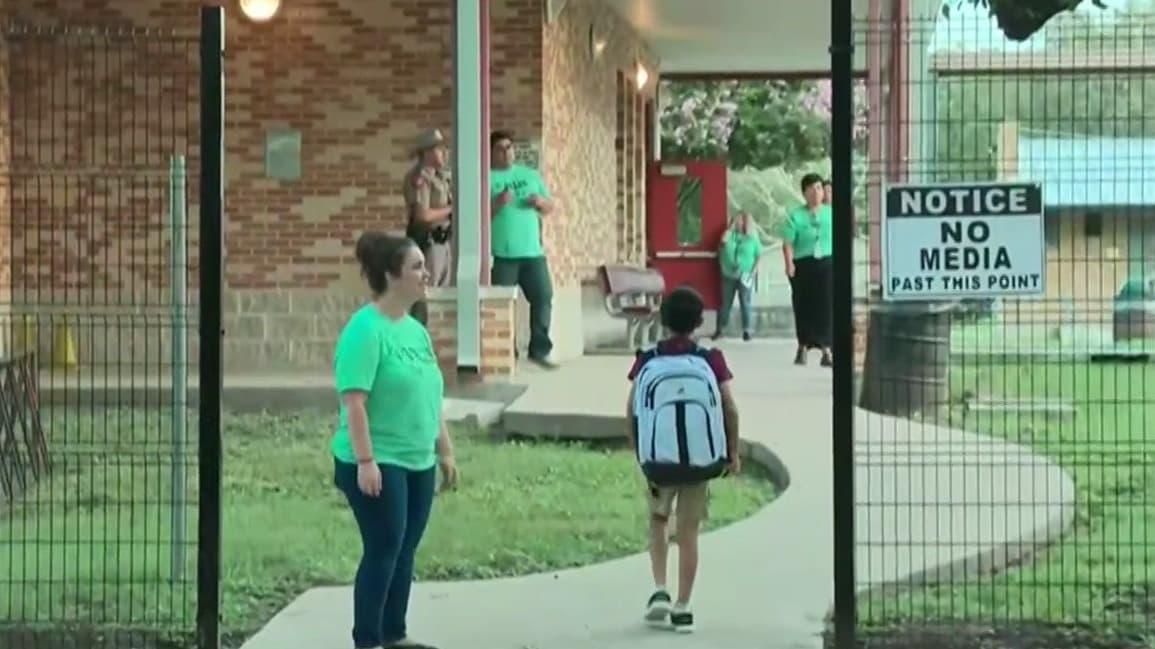 Con miedo e incertidumbre, alumnos en Uvalde regresan a clases tras la masacre en la escuela Robb
