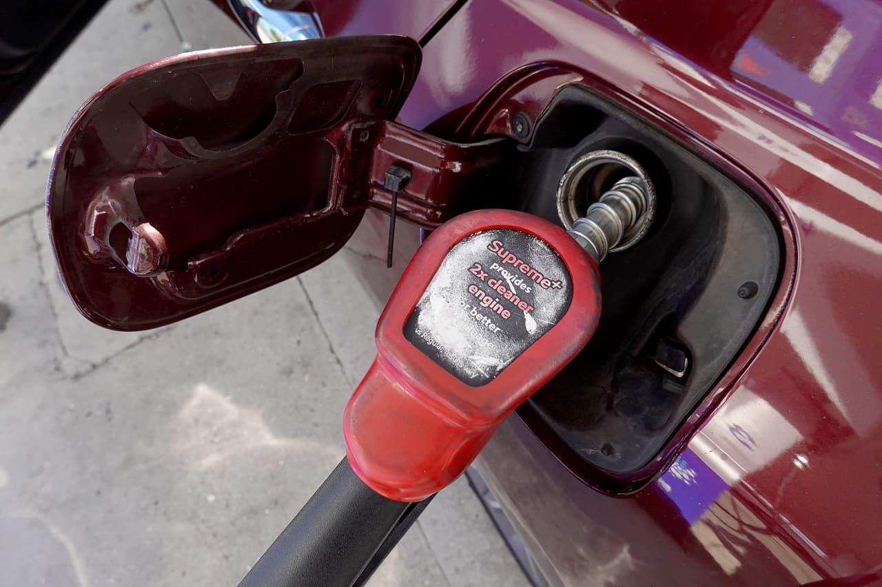 La disminución de precios durante 10 semanas comenzó a mediados de junio, cuando bajaron del récord de $4.89 en promedio por galón, a los $3.53 del pasado lunes.
<br>