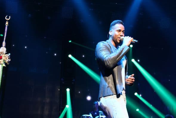 El Rey de la Bachata tuvo casa llena en el Toyota Center este miércoles, ve aquí las mejores imágenes de la noche.