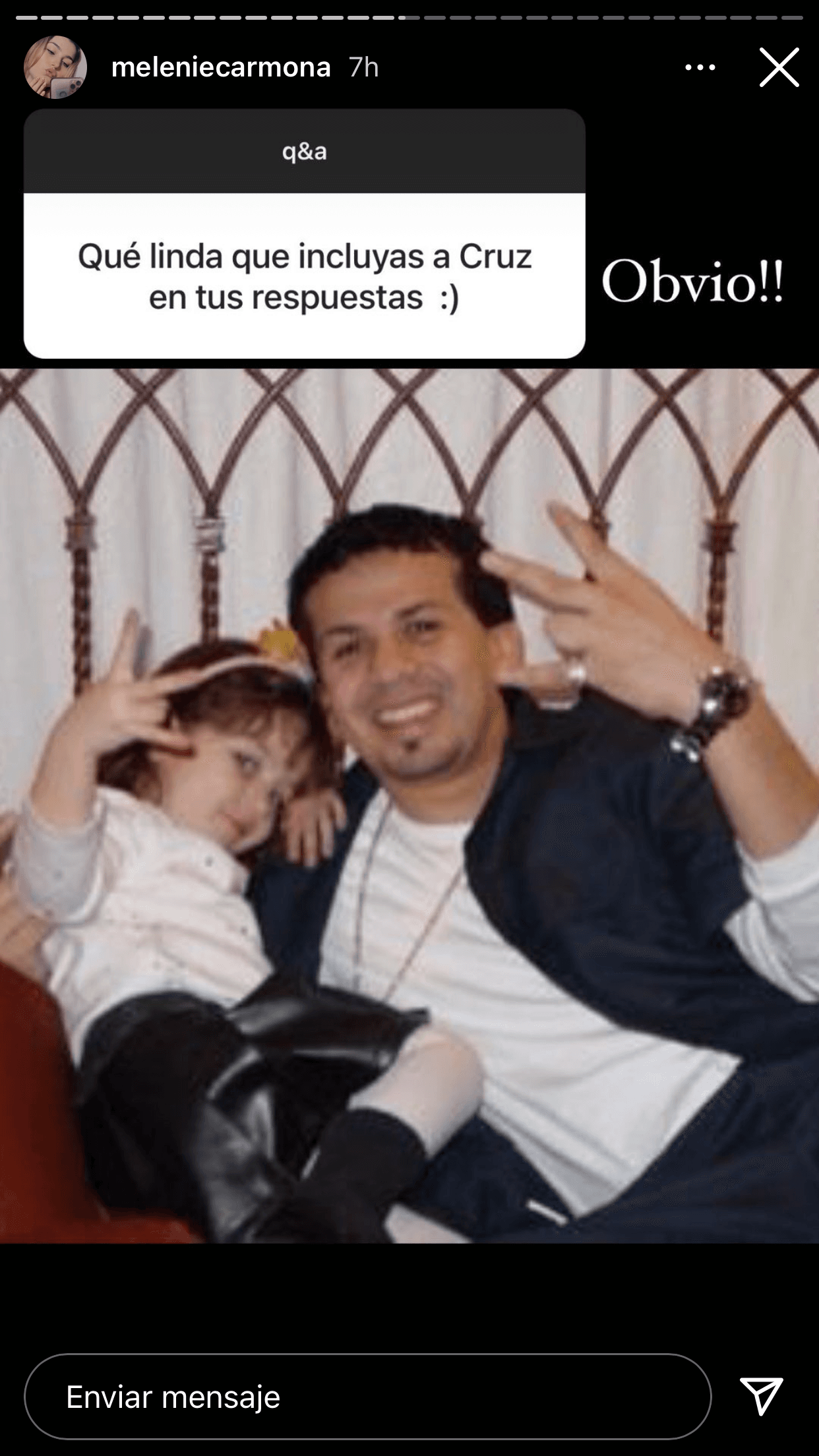 Enseguida, uno de sus seguidores valoró que haya incluido a Cruz Martínez en su respuesta. Melenie le contestó con esta foto en la que aparece junto al productor musical cuando estaba niña y escribió "¡Obvio!". 
<br>
