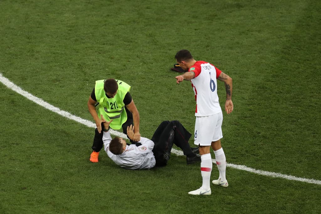 Y pidió que fuera sacado del campo lo antes posible para reanudar el partido.