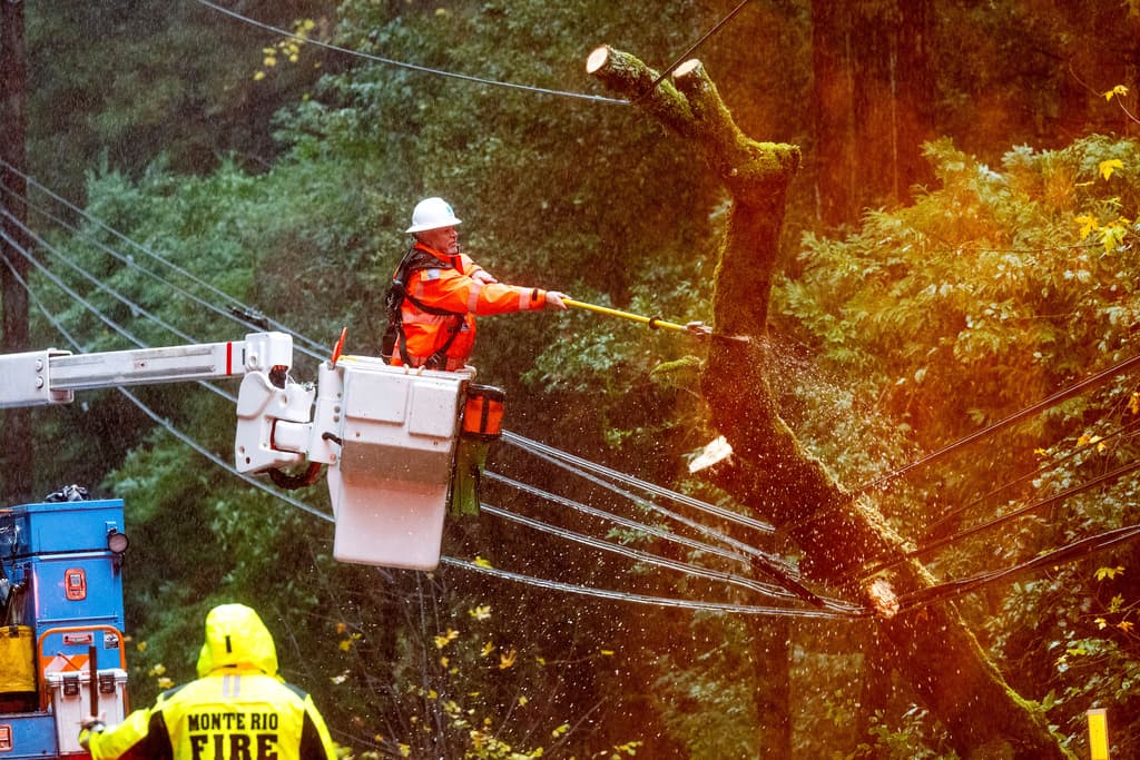 El sistema de tormentas, que golpeó por primera vez el noroeste del Pacífico el martes, alcanzó el estado de 
<a href="https://www.univision.com/local/sacramento-kuvs/ciclon-bomba-rio-atmosferico-diferencias-sacramento-norte-de-california">“ciclón bomba”</a>, que ocurre cuando un ciclón se intensifica rápidamente.