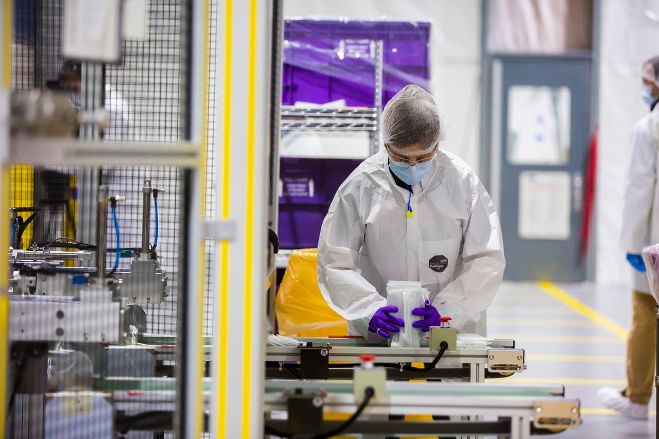 Producción de mascarillas faciales en la planta de transmisiones de Ford en Sterling Heights, Michigan.