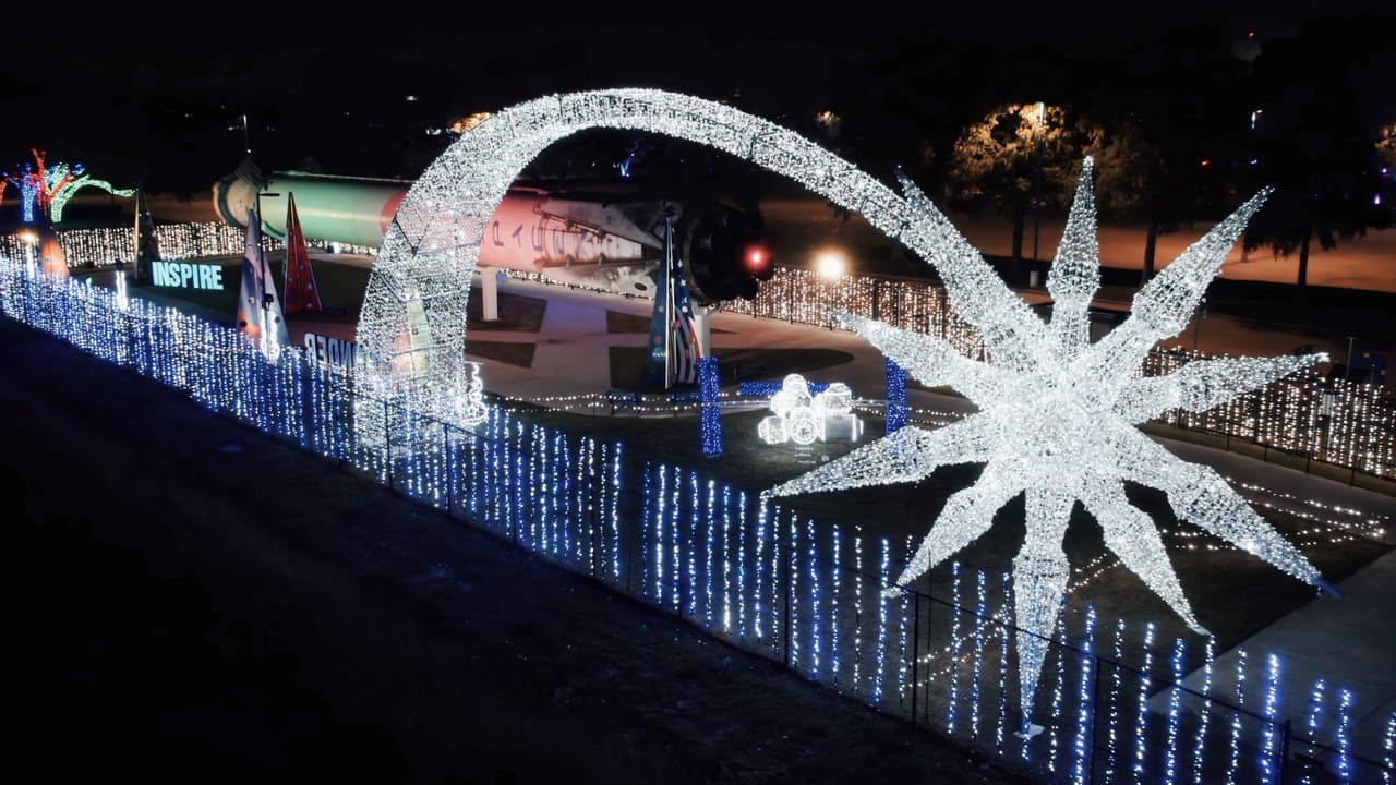 Otro de los atractivos principales son las instalaciones de luces bajo el icónico Boeing 747 del Independence Plaza, un avión histórico que forma parte del legado de las misiones tripuladas. Esta zona ofrece espacios interactivos perfectos para capturar fotos.