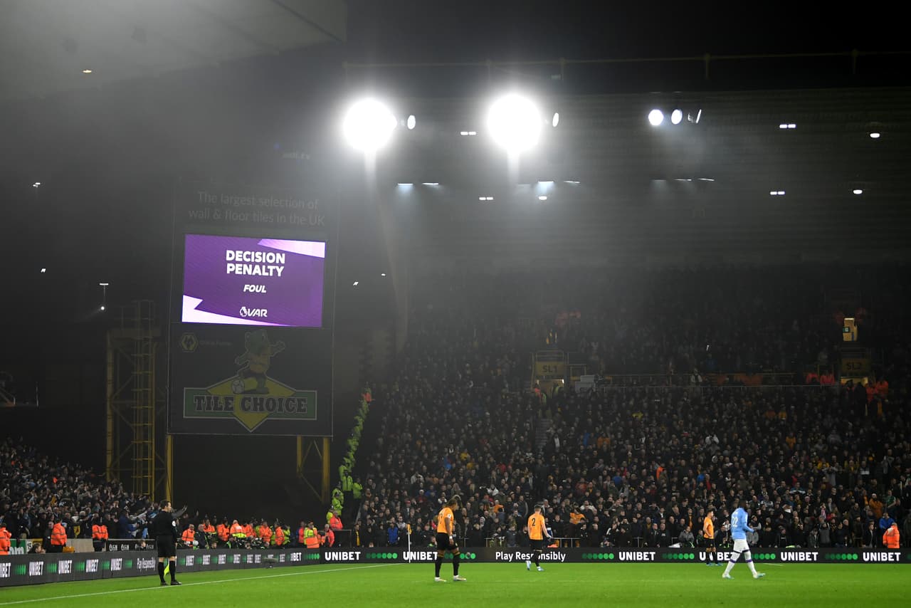 Wolverhampton supera de manera agónica 3-2 al Manchester City con anotaciones de Adama Traoré (55'), Raúl Jiménez (82') y Doherty (89'). El doblete de Rahem Sterling (25' y 50') no fue suficiente para los de Pep Guardiola.