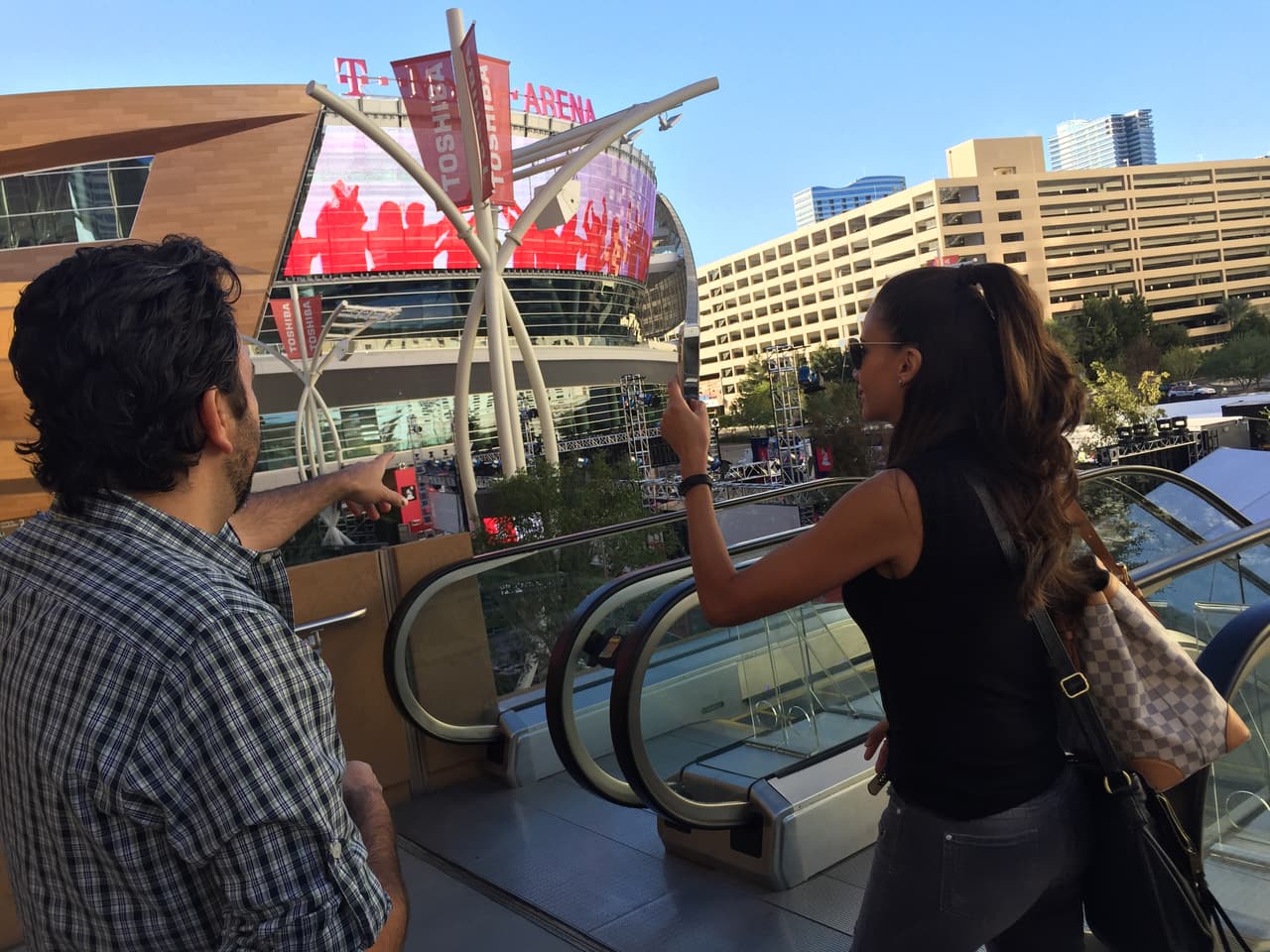 Ya después de su show, y un buen merecido descanso, se dirigieron al T-Mobile Arena donde se llevara acabo la 17a entrega anual Latin GRAMMY.