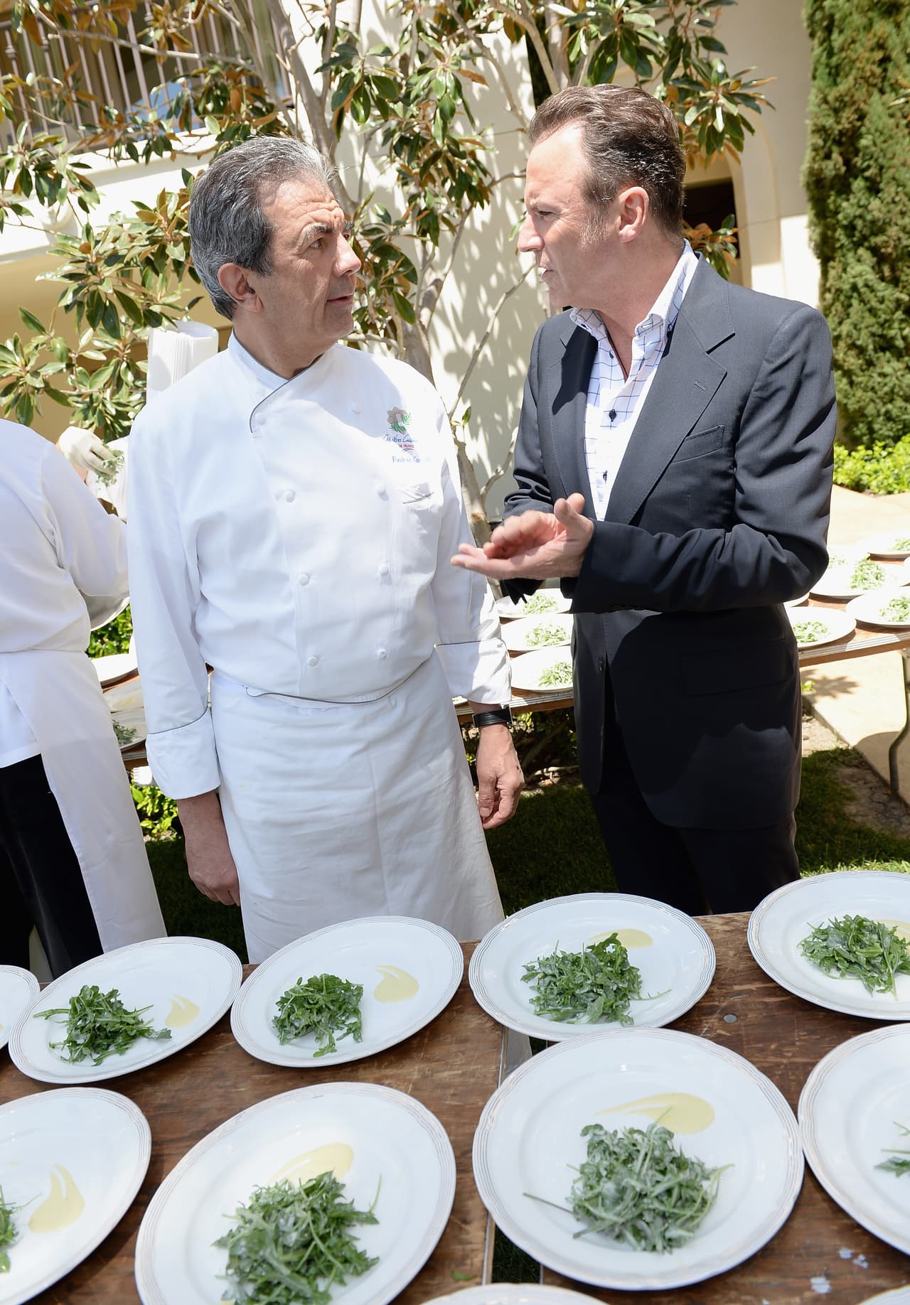 Cowie ha organizado fiestas para estrellas como Jennifer Aniston, Tom Cruise, Jennifer López, Kim Kardashian y 
<b><a href="https://www.univision.com/shows/despierta-america/las-desgarradoras-confesiones-de-meghan-markle-a-la-presentadora-oprah-winfrey-video" target="_blank">Oprah Winfrey, una cercana amiga de Meghan Markle. </a></b>
<br>