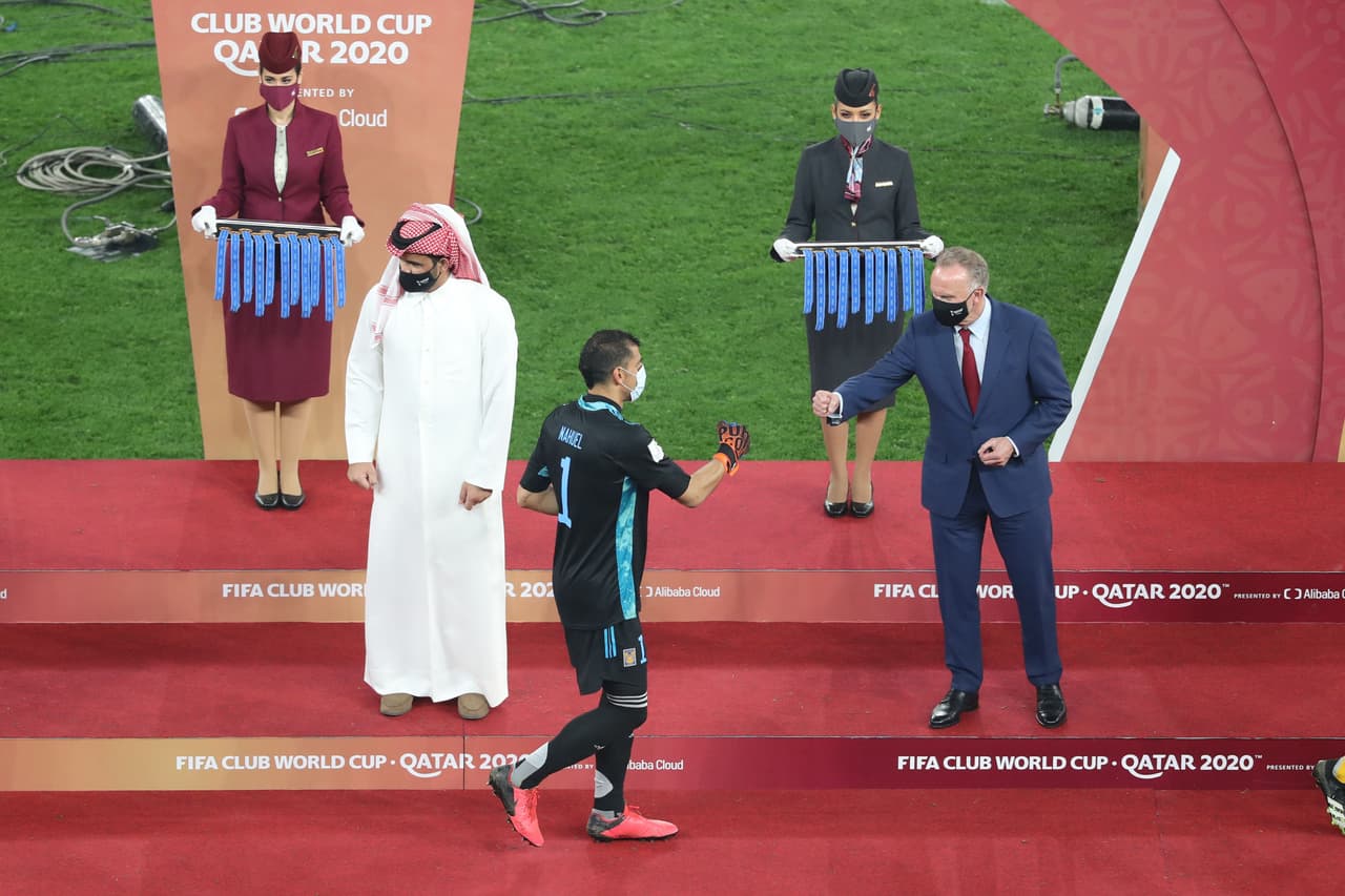 El arquero argentino Nahuel Guzmán recibe su medalla.