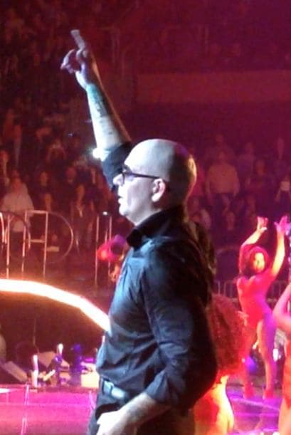 Con el US Airways completamente repleto, Pitbull y Enrique Iglesias hicieron retumbar el centro de Phoenix con un tremendo fiestón que duró más de 3 horas.En el concierto, estaban presentes celebridades como Jessica Cediel del Gordo y La Flaca y William Valdes de Despierta America, entre otros. Durante el show, los fans enloquecieron y corearon los éxitos de ambos artistas. Enrique Iglesias, hasta saltó del escenario para interactuar con su público y tomarse selfies con ellos.