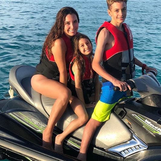 La actriz recibió ataques de usuarios que reprobaban que un niño de 12 años se sometiera a arduas rutinas de ejercicio, a lo que contestó: "No creas que lo tenemos haciendo cien abdominales diarias, creo que es más bien genética. Hemos tratado (William Levy y yo) de inculcarles estar afuera y no tanto enfrente del televisor".